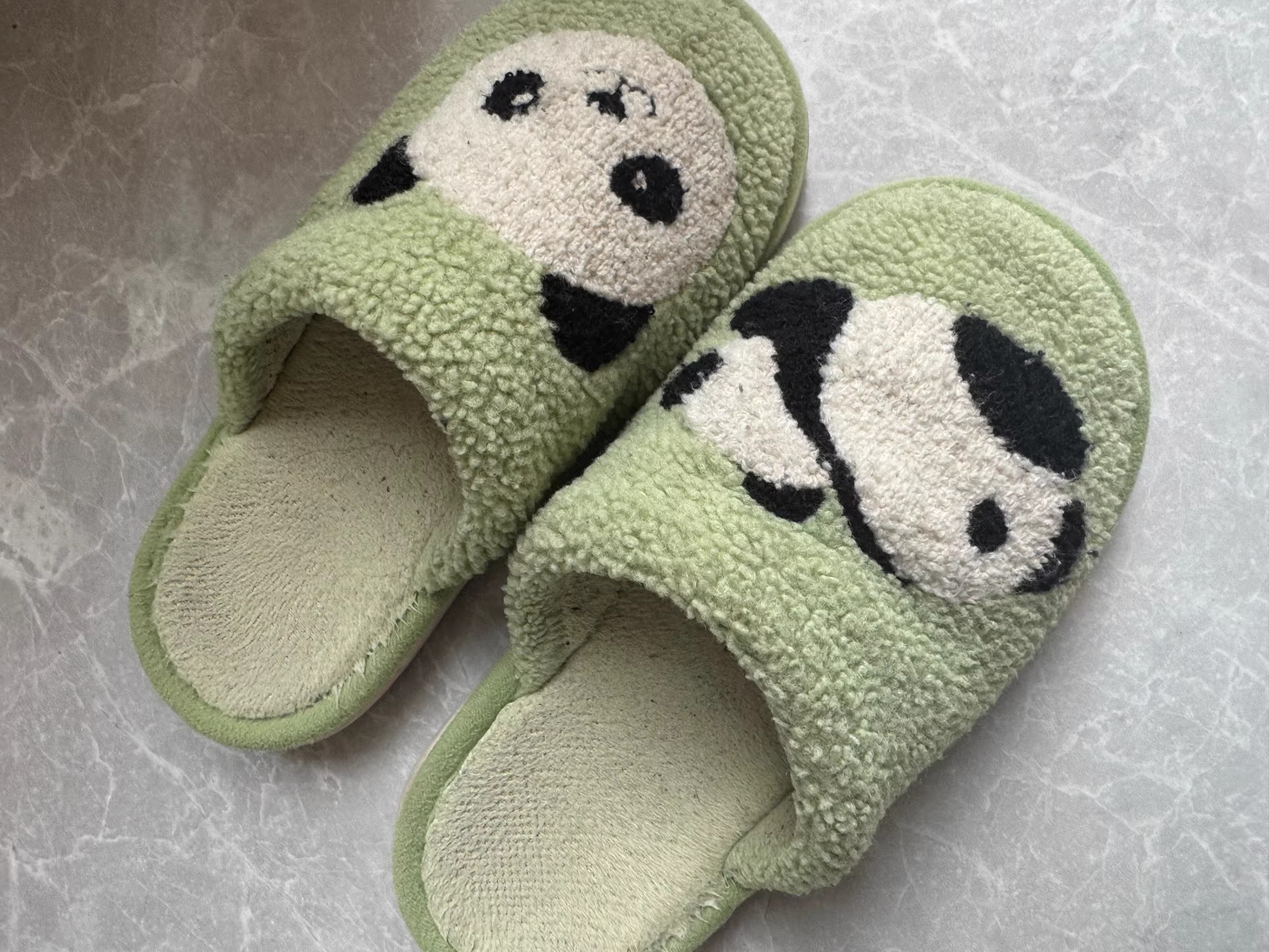 野兽派熊猫毛绒拖鞋，绿色款，38-39码，鞋内长19cm，适合脚长18-19cm。毛绒面料，手感软糯，秋冬居家穿很舒服。鞋底防滑，走路不打滑，质量很好，穿着不掉毛。